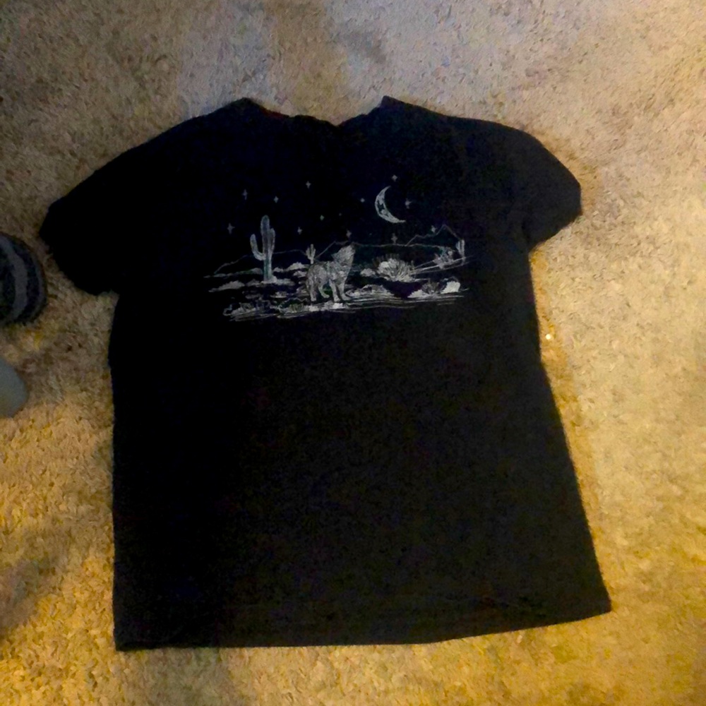 T-shirt with wolf and moon in the desert.